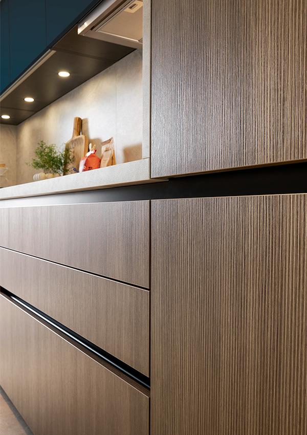 Holzfront – Dunkles Holz + Tiefblau