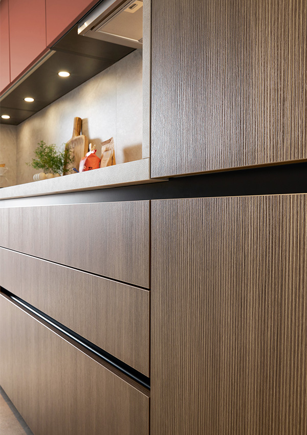 Holzfront – Dunkles Holz + Orientrot